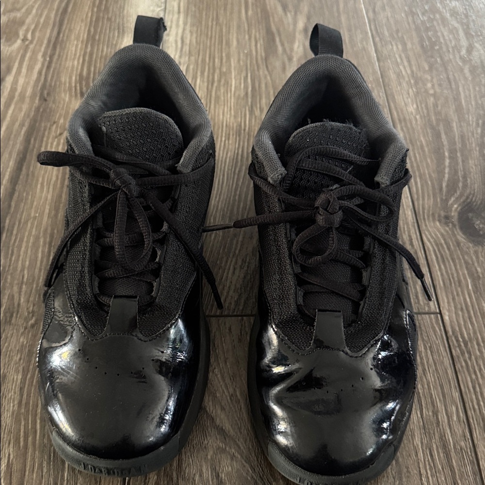 Boys Black Jordan’s - Picture 3 of 8